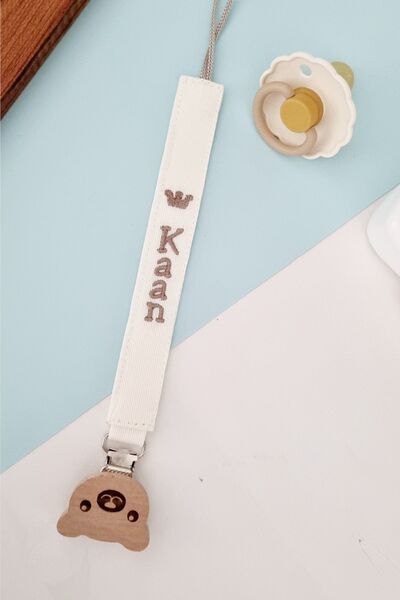BABYHANDLOVE İsimli Ahşap Klipsli Ekru Taç Desen Emzik Askısı
