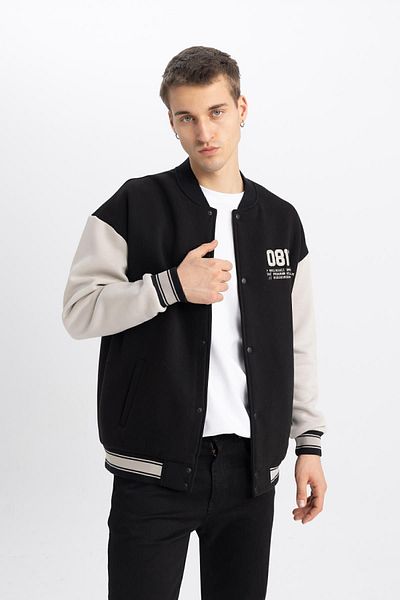 DeFacto Übergroßer, weicher Bomber-Cardigan mit College-Kragen, bedrucktem Druckknopfverschluss und Taschen