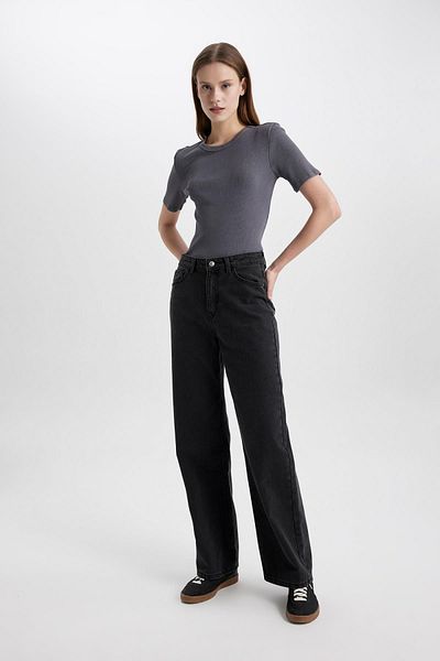 DeFacto Slim-Fit Slim-Fit-T-Shirt mit Rundhalsausschnitt, waschbarem, blassem Effekt, Basic, einfarbig, kurzärmlig, C2579ax24sm