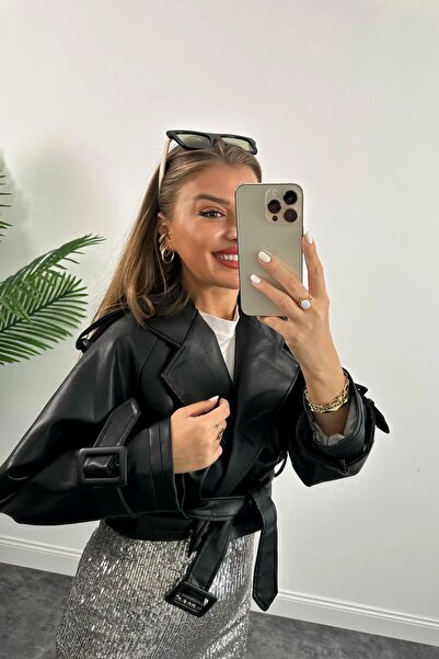 VESS MODA Detail dámského pásku Stylová kožená bunda