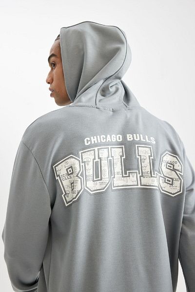 DeFacto NBA Chicago Bulls ανδρικό φούτερ κατάδυσης με γκρι κουκούλα - Standard Fit D2568ax24au