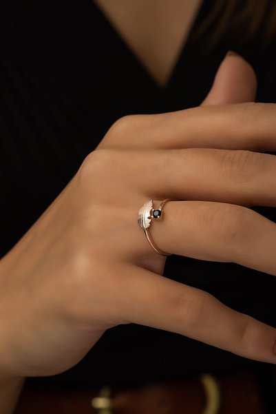 SUNSHINE 925 Ayar Rose Kaplamalı Siyah Taşlı Tüy Gümüş Yüzük