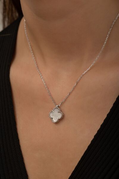 SUNSHINE 925 Ayar Rodyum Kaplamalı Beyaz Sedef Taşlı Yonca Çiçek Gümüş Kolye