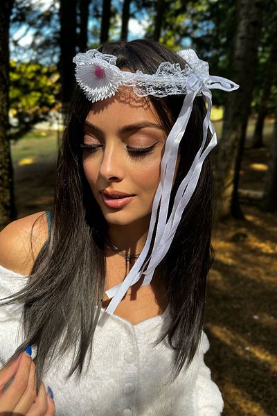 TAKIŞTIR Coroană cu flori de culoare albă