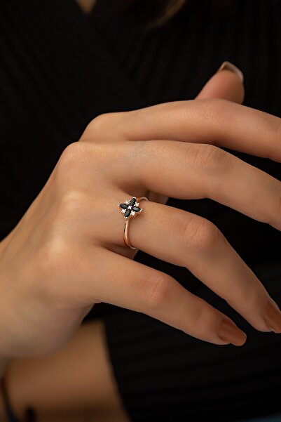 SUNSHINE 925 Ayar Rose Kaplamalı Beyaz Ve Siyah Taşlı Çiçek Gümüş Yüzük