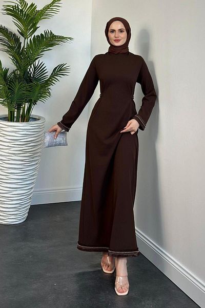 MERVEN AKYÜZ Βραδινό φόρεμα Jawel Pearl Studded Brown με λεπτομέρεια στη φούστα, τη μέση και το μανίκι