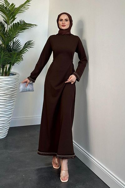 MERVEN AKYÜZ Βραδινό φόρεμα Jawel Pearl Studded Brown με λεπτομέρεια στη φούστα, τη μέση και το μανίκι