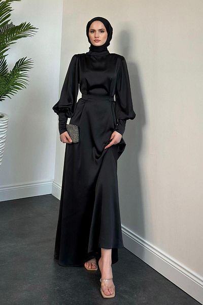 MERVEN AKYÜZ Rochie cu brâu Emora din satin negru