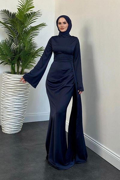 MERVEN AKYÜZ Βραδινό φόρεμα Arabella Cape Satin Fish Navy Blue