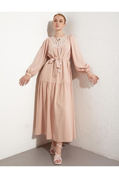 Kayra فستان مطرز - فستان بتفاصيل طبقات KYR