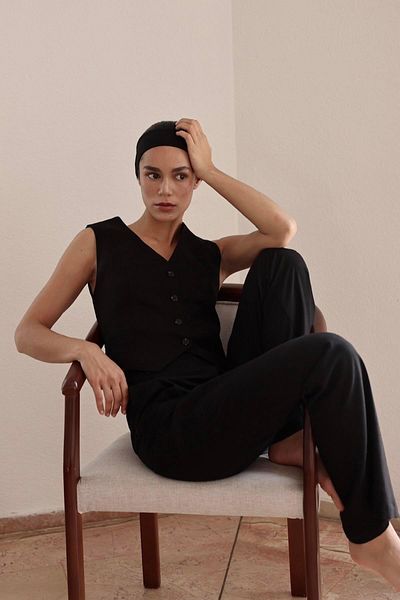 Suud Collection سترة غابرييل كتان - أسود، بأزرار