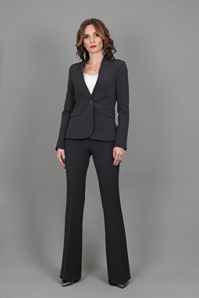 ÖNDER ÖZSOY Yakasız Tek Düğmeli Ceket & İspanyol Paça Pantolon Takım-Füme