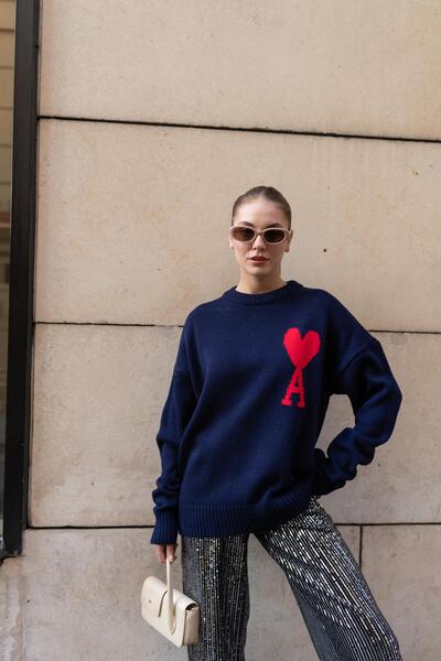 Askı Nişantaşı Lacivert Kalp Nakışlı Basic Triko