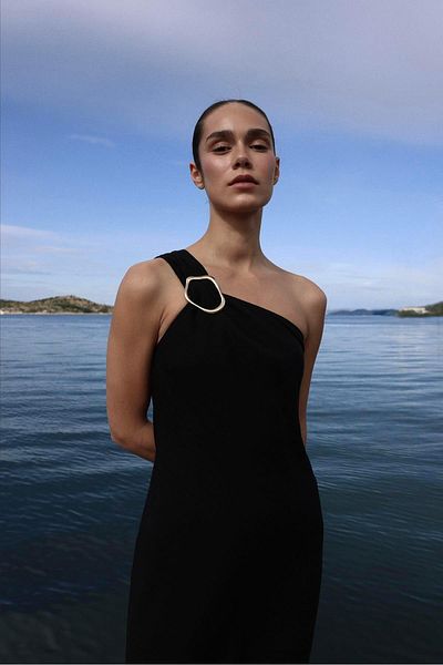 Suud Collection Schwarzes Leinenkleid mit One-Shoulder-Träger - Abel