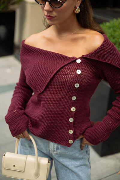 Askı Nişantaşı Burgunderroter Strickpullover mit Bootskragen und Knopfleiste vorne