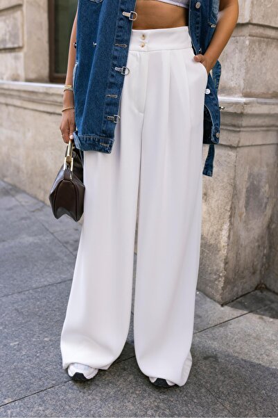 Askı Nişantaşı بنطلون بالازو كريب واسع الساق - أبيض، تفاصيل أزرار مزدوجة