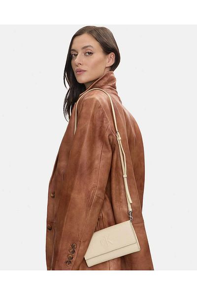 Calvin Klein Sculpted Long Fold Umhängetasche