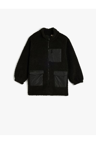 Koton Plüschjacke mit Stehkragen und Taschen – Detail aus Fallschirmstoff
