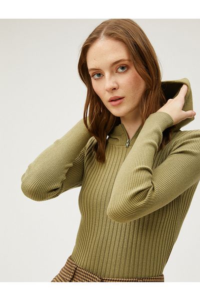 Koton Şahika Ercümen – Strickpullover mit Kapuze