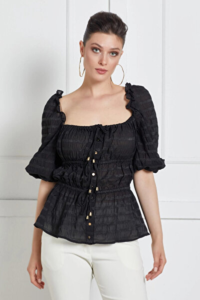 SERPİL Ön Ve Sırt Dekolteli Fırfırlı Kare Yaka Yarım Kol Bluz
