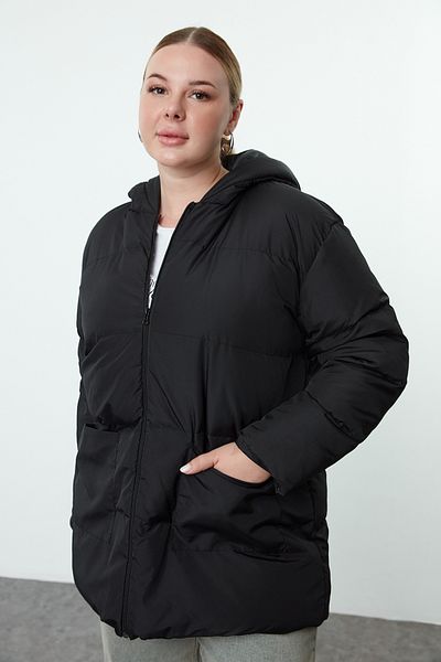 Trendyol Curve Schwarze, übergroße Pufferjacke mit Kapuze – wasser- und windabweisend Tbbaw25aw00016