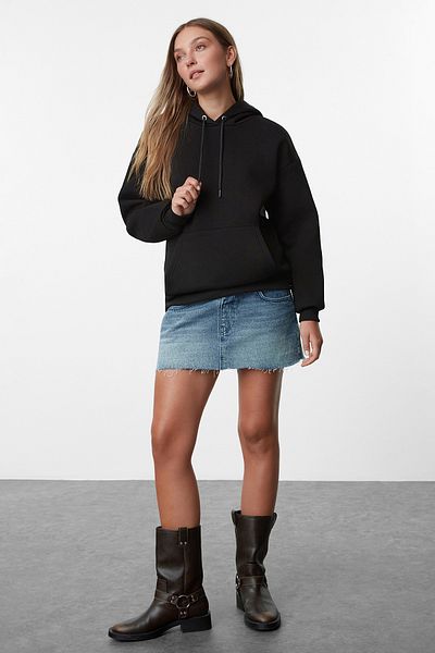 Trendyol Collection Fleece-Sweatshirt aus Strick - Schwarz, Kapuze, Rückseite bedruckt, weite Passform Twoaw24sw00214