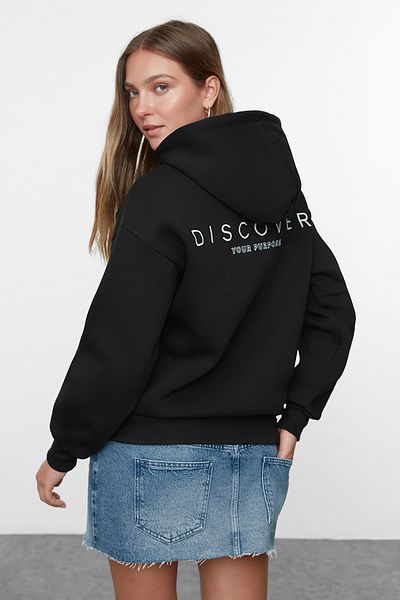Trendyol Collection Fleece-Sweatshirt aus Strick - Schwarz, Kapuze, Rückseite bedruckt, weite Passform Twoaw24sw00214