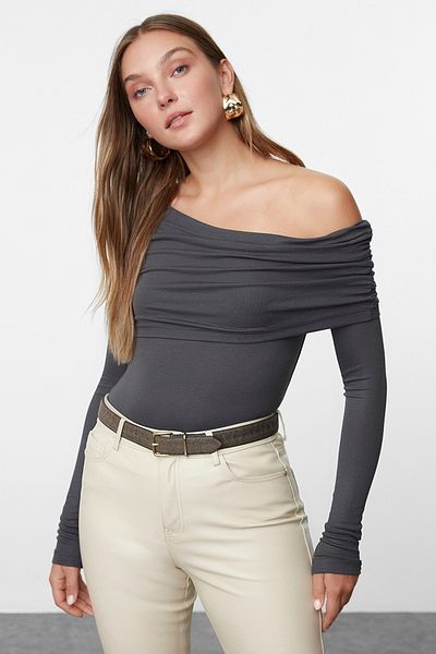 Trendyol Collection Asymetrický límec - Flexibilní pletená halenka Antracitová Twoaw25Bz00262