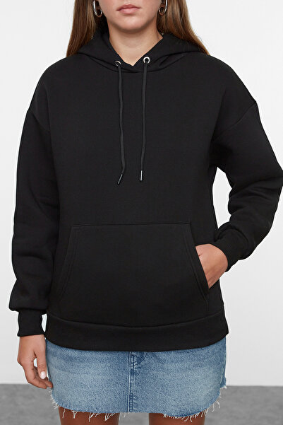 Trendyol Collection Fleecová pletená mikina – černá, s kapucí, potištěná na zádech, široký střih Twoaw24sw00214