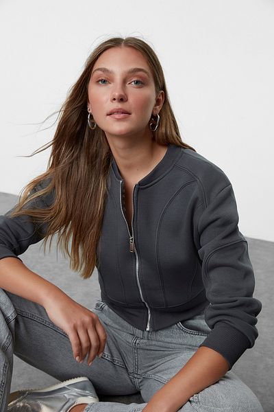 Trendyol Collection Pletená mikina Antracite Relaxed Fit Crop - žebrovaný detail a límec na zip TWOAW25sw00002