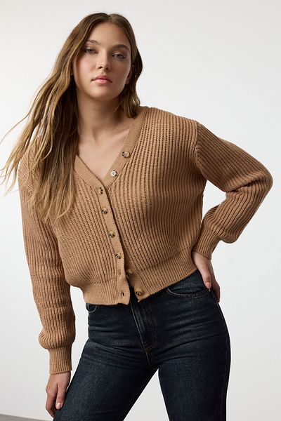 Trendyol Collection Crop Knitwear Cardigan ve velbloudí barvě s výstřihem do V - Twoaw25Hi00073
