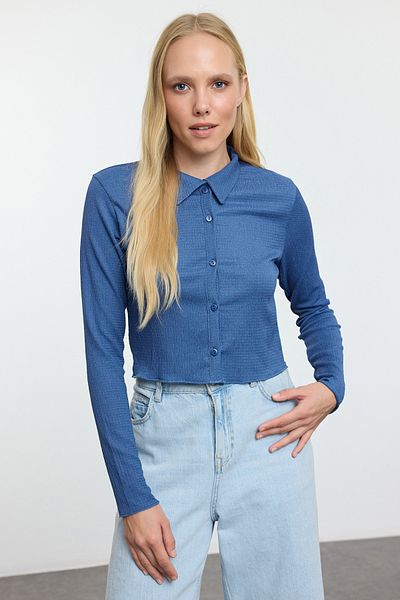 Trendyol Collection Pletená halenka s polo výstřihem Indigo – zapínání na knoflíky, zavinutá a strukturovaná úpletová halenka Twoaw22Bz0241