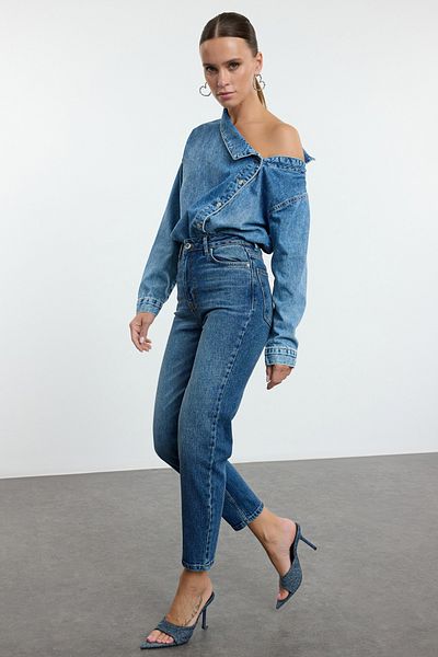 Trendyol Collection Magas derekú Sötétkék Slim Mom Jeans - TWOAW25JE00143