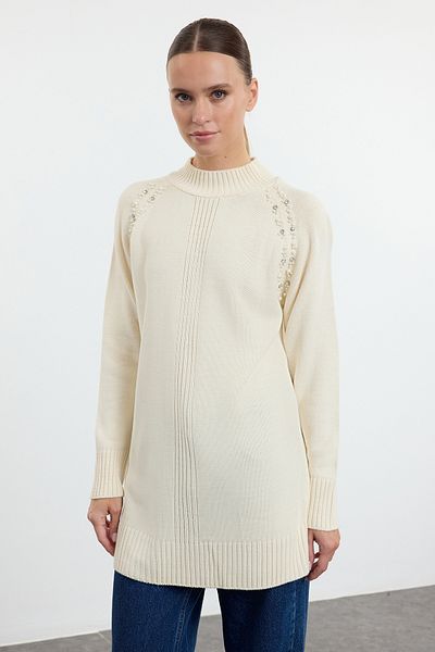 Trendyol Modest Ecrufarbener Strickpullover mit Perlendetail und Stehkragen TCTAW25AK00047