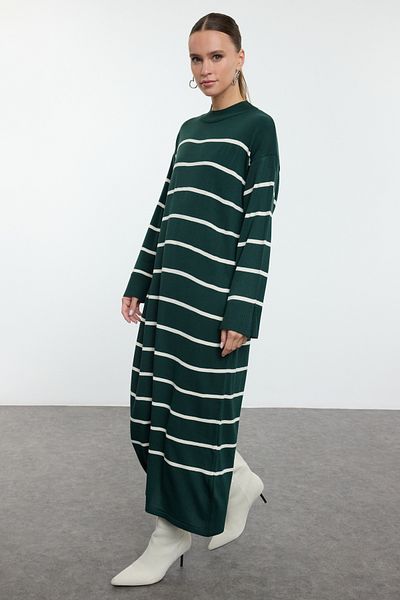 Trendyol Modest Tmavě zelené pruhované úpletové šaty s detailem rozparku - Tctaw24eb00018