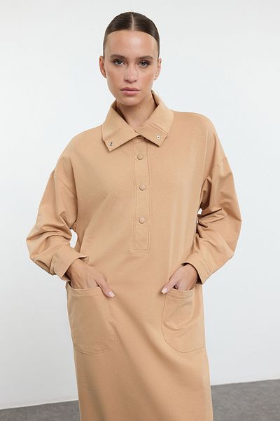 Trendyol Modest Πλεκτό φόρεμα με πέτρινο γιακά πουκάμισου - Λεπτομέρεια τσέπης με κουμπιά TCTAW25EB00082