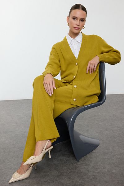 Trendyol Modest طقم كارديجان وبنطلون تريكو مزين باللؤلؤ الأخضر الزيتي - TCTAW24US00037