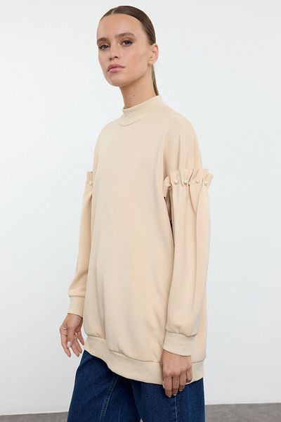 Trendyol Modest Beigefarbenes Strick-Sweatshirt mit Perlendetail und Stehkragen TCTAW25UK00008