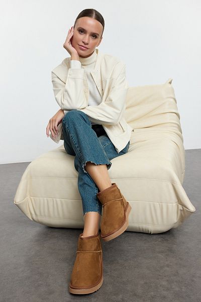 TRENDYOL SHOES Кафяви дамски ботуши с подплатена кожа и кръгли пръсти с плосък ток TAKAW25BO00029