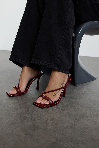 TRENDYOL SHOES Dunkelburgunderrote Sandalen mit Absatz für Damen - Lackleder mit Band TAKSS24TO00002