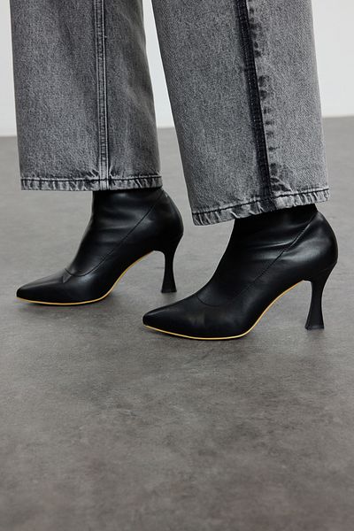 TRENDYOL SHOES Жіночі чоботи на тонкому каблуці чорного кольору TAKAW25BO00013