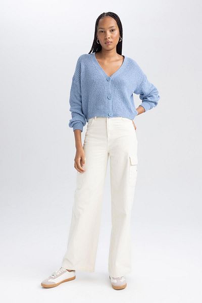 DeFacto Strickjacke mit V-Ausschnitt und normaler Passform – fester Knopfverschluss U2052az23wn