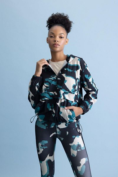 DeFacto Lockeres Sport-Sweatshirt mit Kapuze und Camouflage-Muster - B2696ax23au