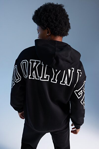 DeFacto سويت شيرت سميك مطبوع بقلنسوة من Nba Brooklyn Nets Boxy Fit A7251ax23au