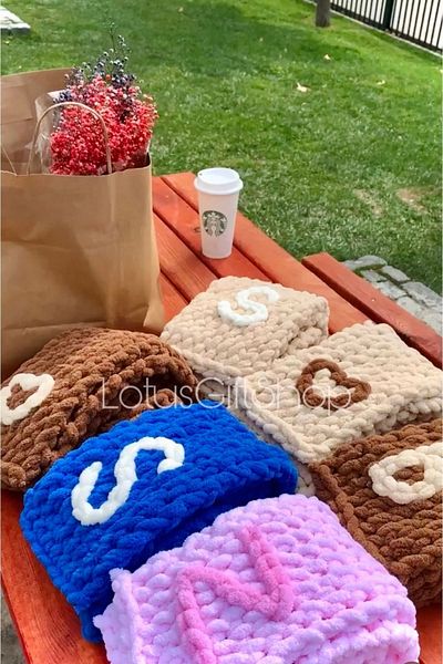 EL YAPIMI Yumoş Plush Letter Written Scarf, Gift for Lover (color and letter can be customized)
