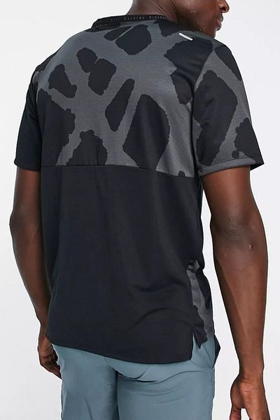 Nike Μαύρο μπλουζάκι για τρέξιμο Dri Fit Run Division Rise 365 με γραφικό κοντό μανίκι Reflect