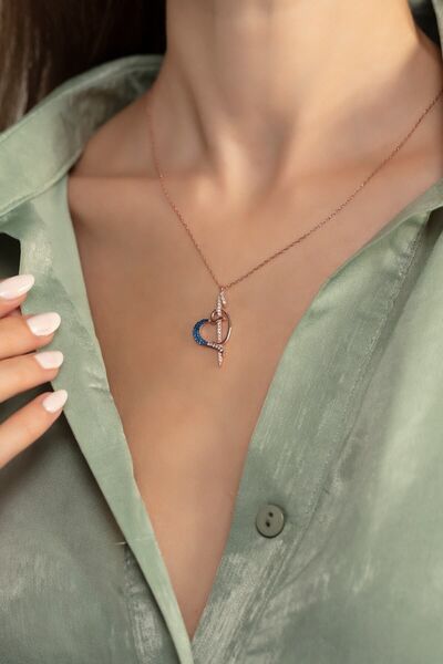 SUNSHINE 925 Ayar Rose Kaplamalı Beyaz Ve Lacivert Taşlı Kalpli Vav Elif Gümüş Kolye