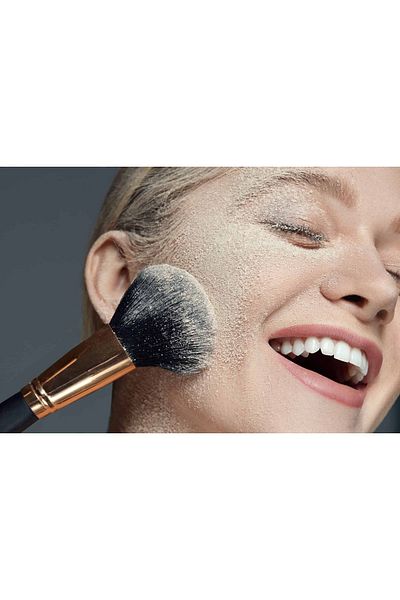 Oriflame TheONE Make-up Pro Powder Powder Providing a Perfect and Matte Look