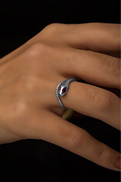 SUNSHINE 925 Ayar Rodyum Kaplamalı Ruby Gözlü Yılan Gümüş Yüzük