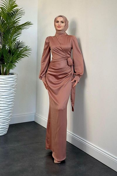 MERVEN AKYÜZ Orlenda Drape Detail Fish Satin Βραδινό Φόρεμα Πούδρα